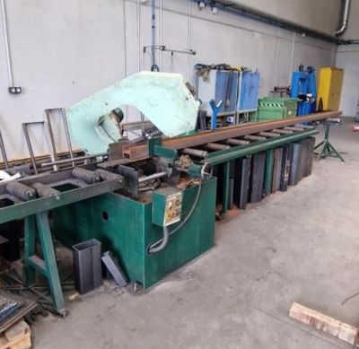 une image d'une machine qui travaille sur un morceau de bois