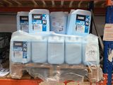 de nombreuses bouteilles d'eau sur une étagère dans un magasin