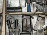 une boîte à outils avec des outils posés sur une table