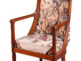 une chaise en bois dont l'assise est recouverte d'un tissu à motifs floraux