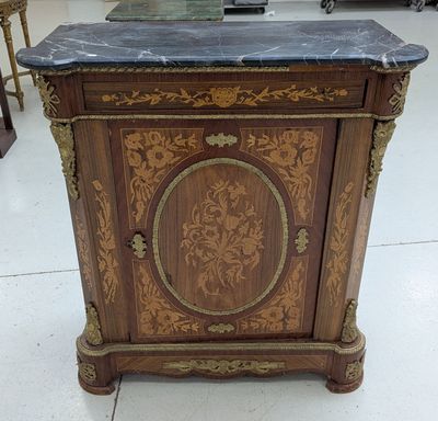 une armoire en bois avec un plateau en marbre dans un magasin