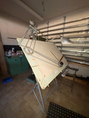 un gros morceau de bois posé sur une table