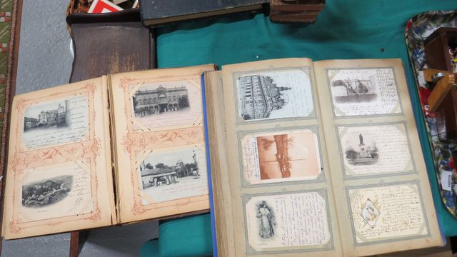 Deux albums de cartes postales semi-modernes (incomplets)
