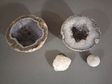 deux morceaux de géoglyite posés sur une table