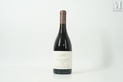 une bouteille de vin posée sur une table