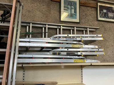 une échelle adossée au mur d'une pièce
