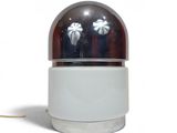 une lampe posée sur une table