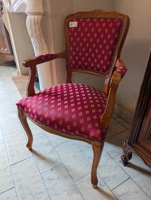 a chair that is sitting in the corner of a room