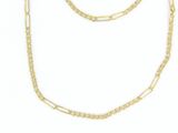 gros plan d'un collier en chaîne en or sur fond blanc
