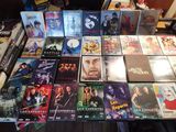 beaucoup de DVD posés sur une table dans une pièce