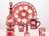 un ensemble de vases rouges et blancs et une assiette