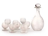 des bouteilles et des verres sont alignés en rang sur une surface blanche