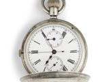 une montre de poche en argent avec des chiffres romains