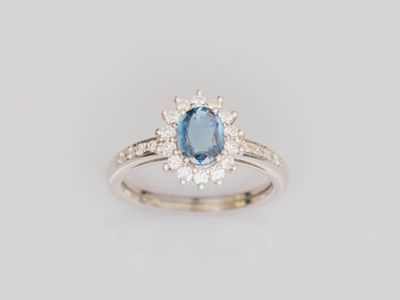 une bague en or blanc sertie d'un saphir bleu et de diamants