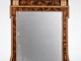 un miroir ancien avec un cadre en bois et un motif décoratif