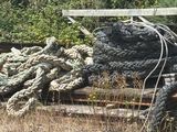 un tas de cordes posé par terre à côté d'un banc