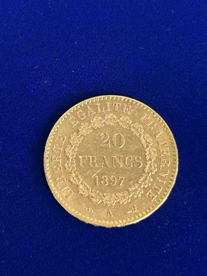 gros plan d'une pièce d'or sur une surface bleue