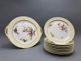 plusieurs assiettes sont empilées sur une table