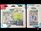 deux paquets de cartes à collectionner Pokémon dans leur emballage en plastique, sur fond noir