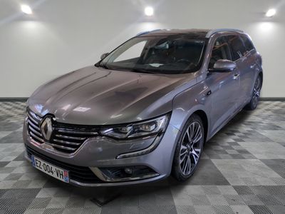la voiture grise est garée dans le garage sur le sol en damier