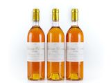 trois bouteilles de vin posées les unes à côté des autres sur une surface blanche