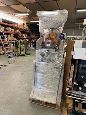 une photo d'une machine dans un entrepôt où se trouvent de nombreuses caisses