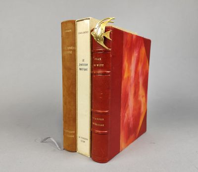 deux livres posés l'un sur l'autre sur une table