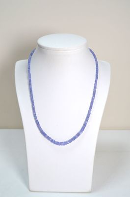 gros plan d'un collier sur un mannequin sur fond blanc