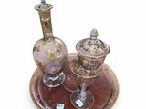 deux vases en verre posés sur un plateau, avec une cuillère et un repose-cuillère