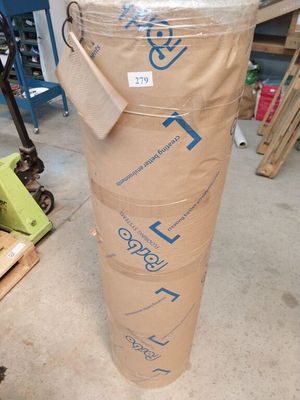 un gros rouleau de carton posé par terre