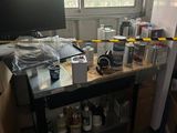 un bureau sur lequel se trouvent un écran d'ordinateur et tout un tas d'objets