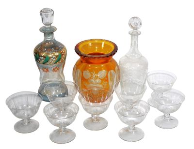de nombreux vases et verres à vin de différentes couleurs