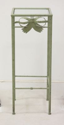 Sellette en métal laqué vert à décor d'un nœud.