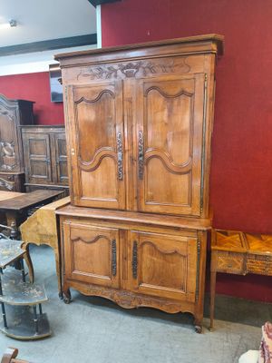 un grand meuble en bois au milieu d'une pièce