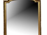 un miroir orné d'un cadre doré sur fond blanc