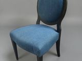 une image représentant une chaise dont l'assise est recouverte de tissu bleu
