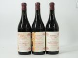 trois bouteilles de vin posées sur une table blanche
