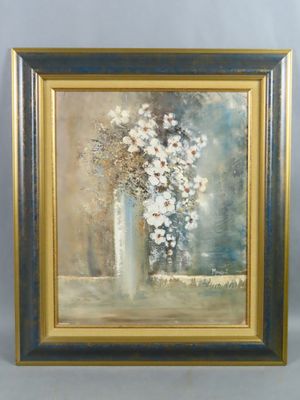 tableau représentant un vase de fleurs dans un cadre doré sur fond gris