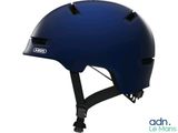 un gros plan d'un casque bleu sur fond blanc