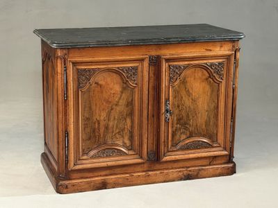 une vieille armoire en bois avec un plateau en marbre, sur fond blanc