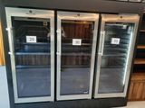 deux réfrigérateurs exposés dans un magasin