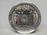 un plateau en argent sur lequel est posée une horloge, posé sur une table