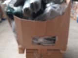 une boîte en carton contenant tout un tas d'objets métalliques