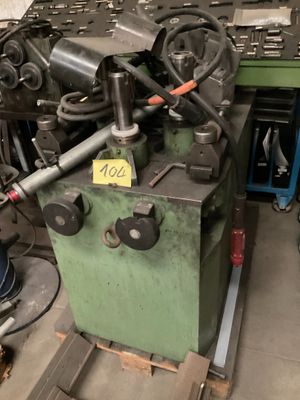 une machine posée sur une palette dans un entrepôt