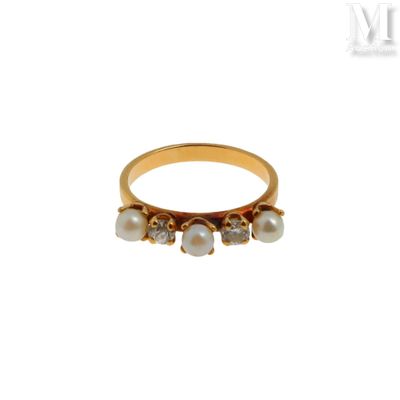 Gros plan sur une bague en or ornée de perles