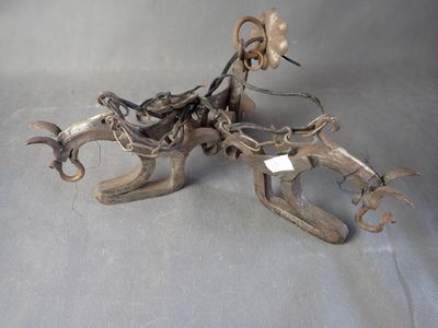 une sculpture métallique représentant un cheval, réalisée à partir de vieux outils