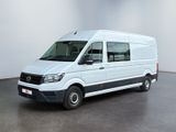 La camionnette blanche est garée dans la pièce vide de l'immeuble.