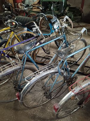 many bicycles that are parked in a garage