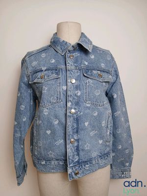 un gros plan sur un mannequin portant une veste en jean