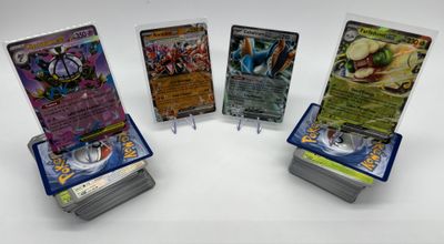 quatre cartes à collectionner Pokémon différentes empilées les unes sur les autres